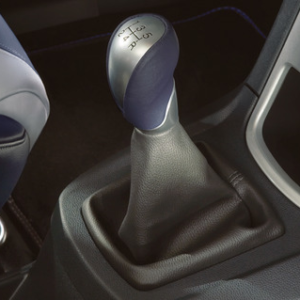 Prestavna ročica v modrem usnju in aluminijastem dizajnu